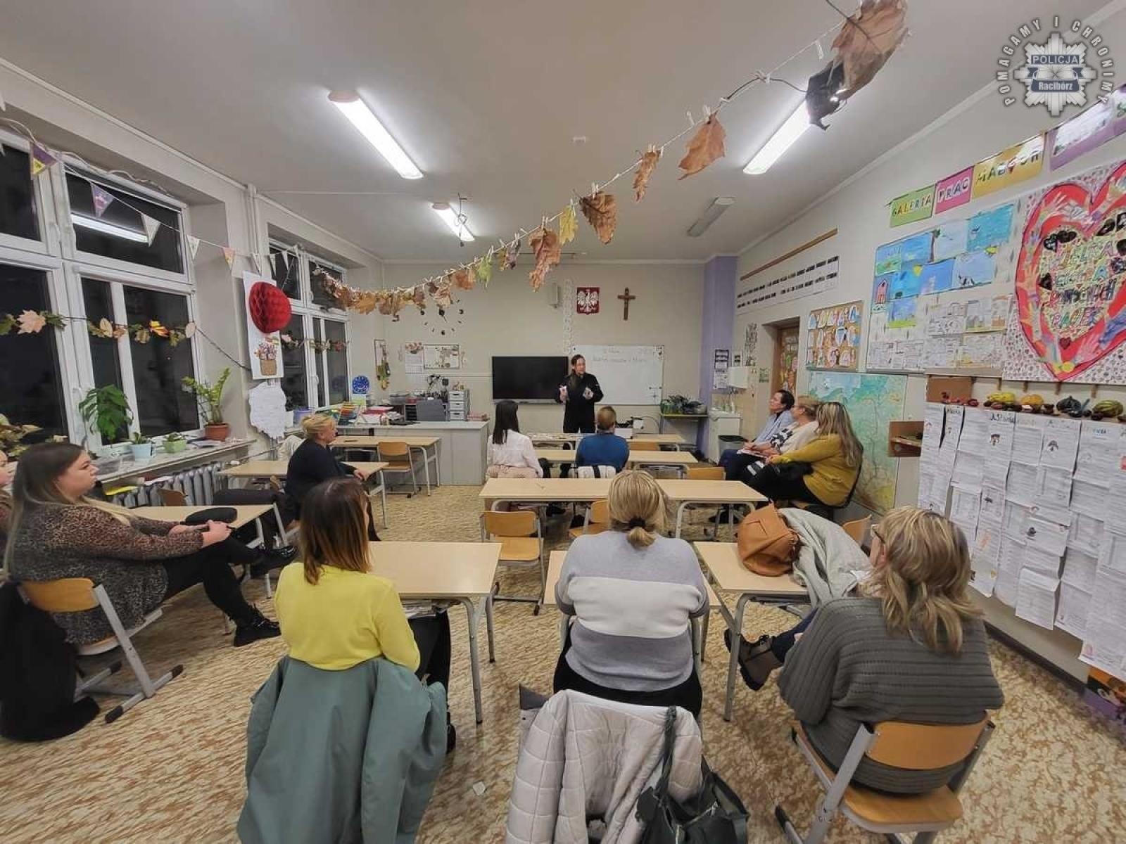 Zdjęcie w galerii na portalu naszraciborz.pl: Policyjne szkolenie dla nauczycieli w Nędzy wiadomości z regionu