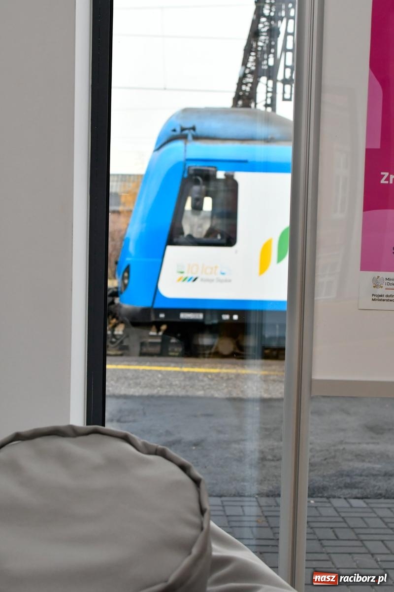 Zdjęcie w galerii na portalu naszraciborz.pl: Na nowym dworcu PKP otwarto Stację Młodych wiadomości z regionu