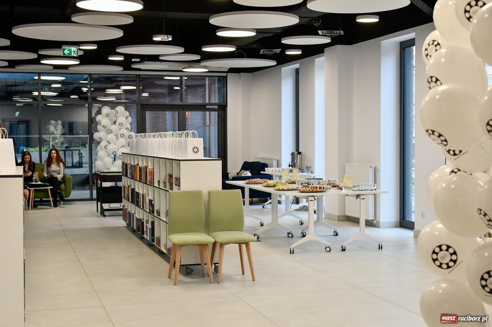 Zdjęcie w galerii na portalu naszraciborz.pl: Na nowym dworcu PKP otwarto Stację Młodych wiadomości z regionu