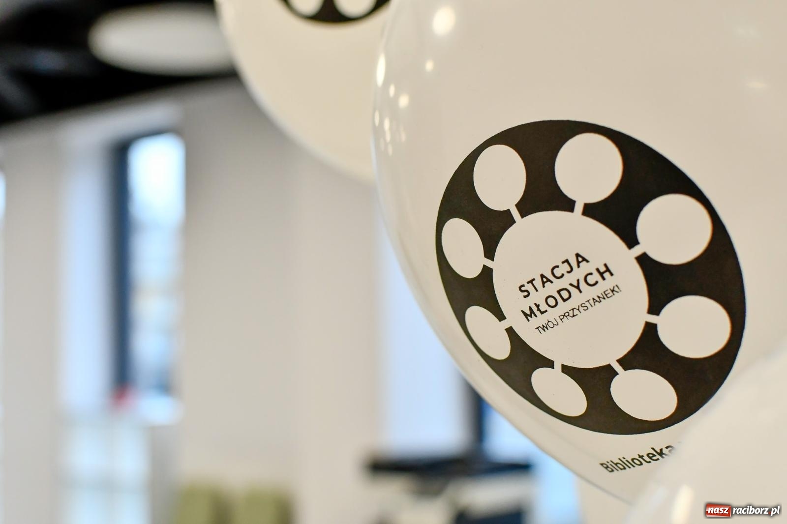 Zdjęcie w galerii na portalu naszraciborz.pl: Na nowym dworcu PKP otwarto Stację Młodych wiadomości z regionu