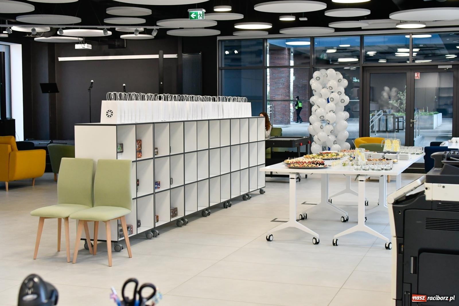 Zdjęcie w galerii na portalu naszraciborz.pl: Na nowym dworcu PKP otwarto Stację Młodych wiadomości z regionu