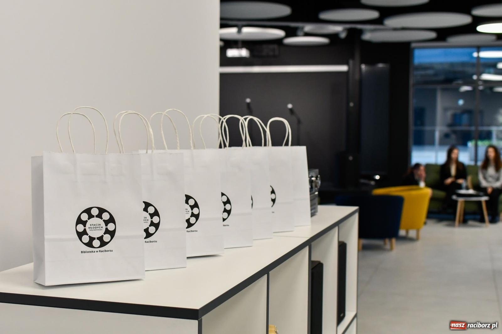 Zdjęcie w galerii na portalu naszraciborz.pl: Na nowym dworcu PKP otwarto Stację Młodych wiadomości z regionu