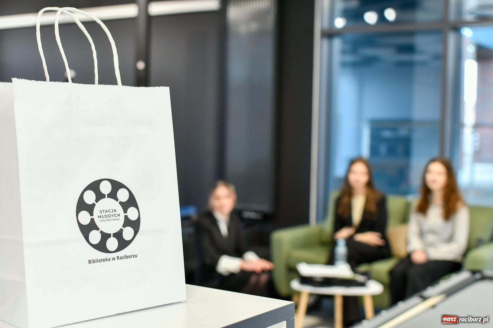 Zdjęcie w galerii na portalu naszraciborz.pl: Na nowym dworcu PKP otwarto Stację Młodych wiadomości z regionu