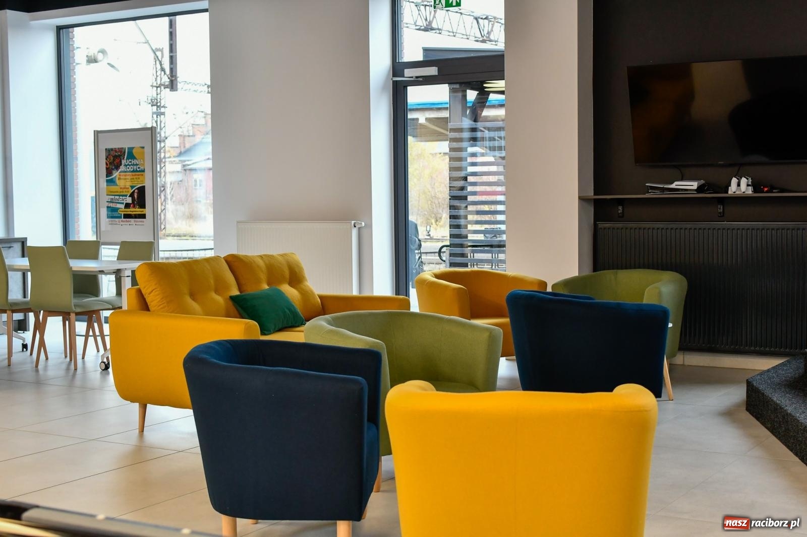 Zdjęcie w galerii na portalu naszraciborz.pl: Na nowym dworcu PKP otwarto Stację Młodych wiadomości z regionu