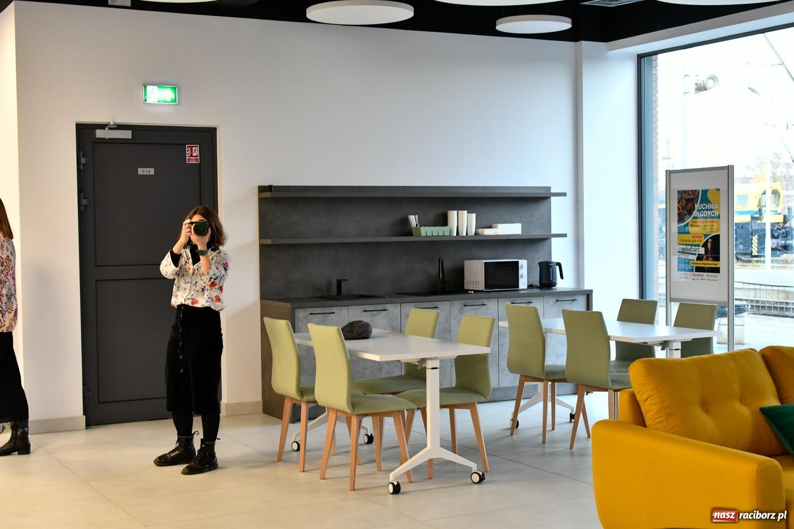 Zdjęcie w galerii na portalu naszraciborz.pl: Na nowym dworcu PKP otwarto Stację Młodych wiadomości z regionu