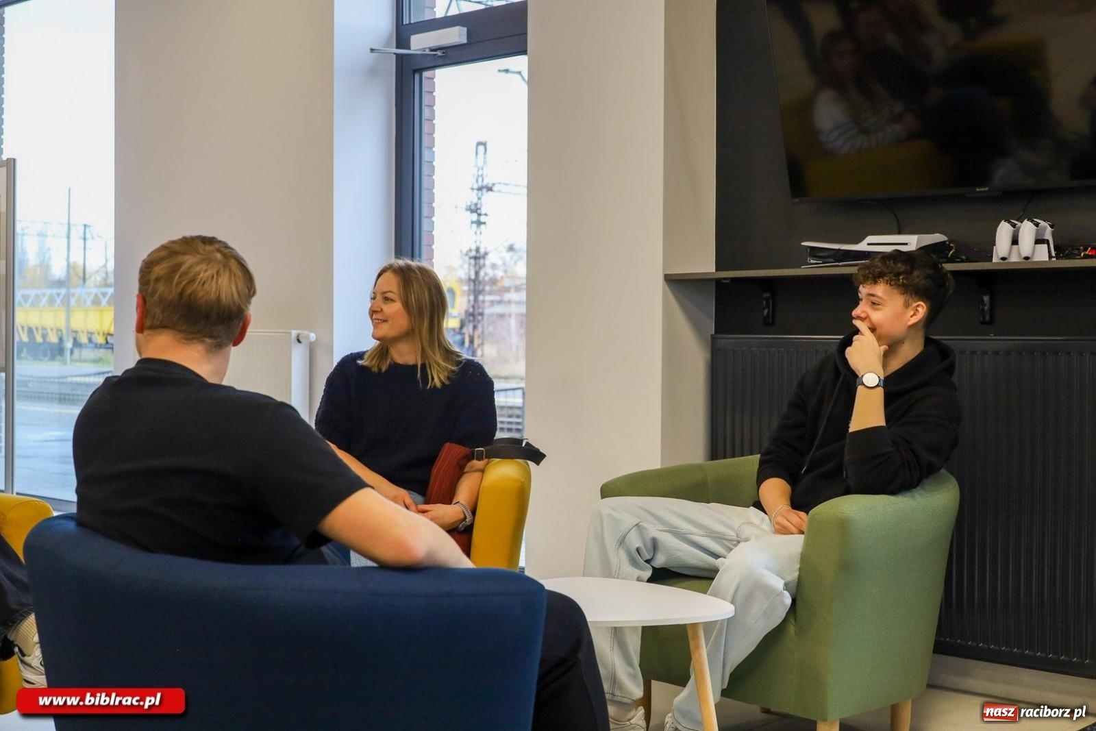 Zdjęcie w galerii na portalu naszraciborz.pl: Na nowym dworcu PKP otwarto Stację Młodych wiadomości z regionu