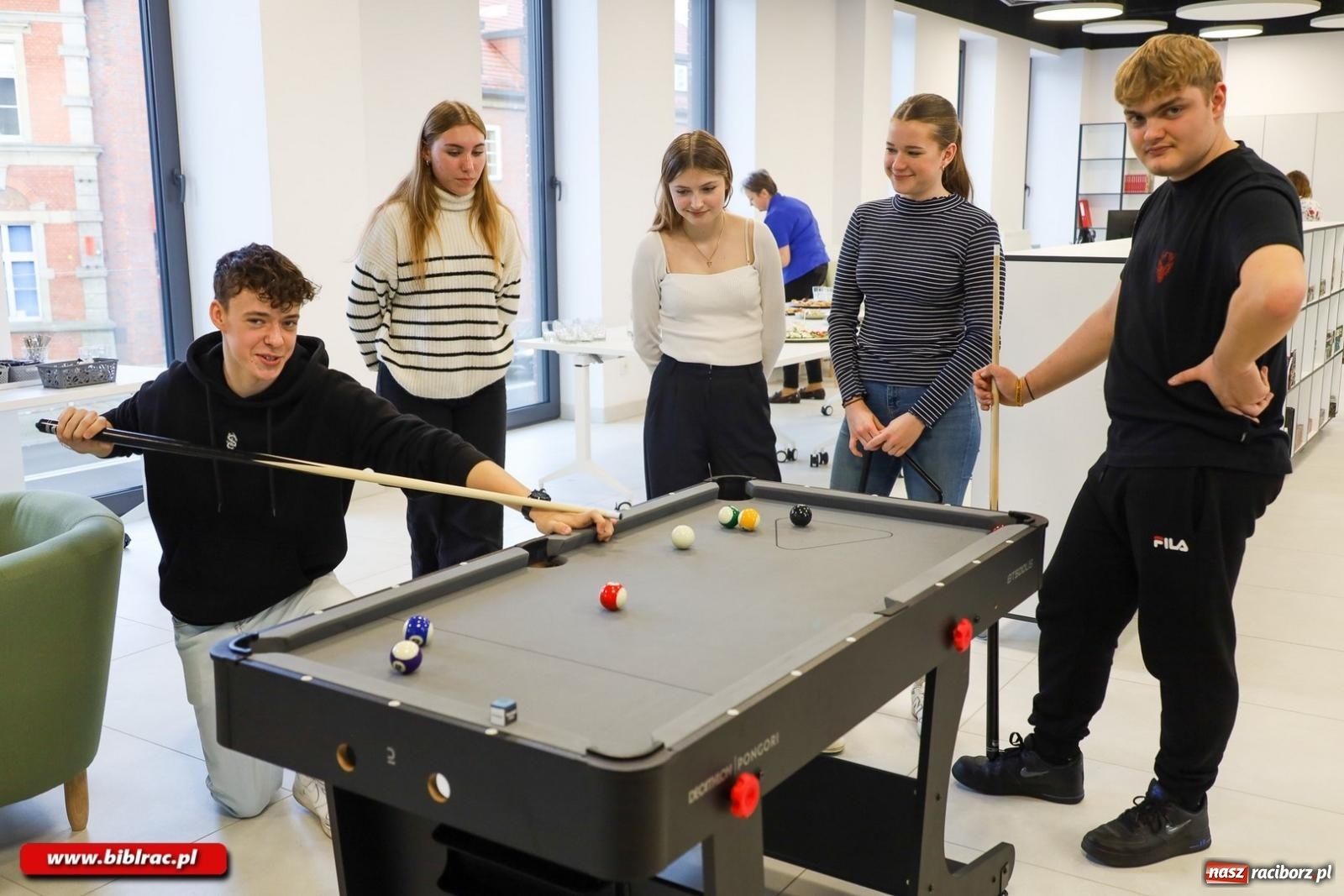 Zdjęcie w galerii na portalu naszraciborz.pl: Na nowym dworcu PKP otwarto Stację Młodych wiadomości z regionu