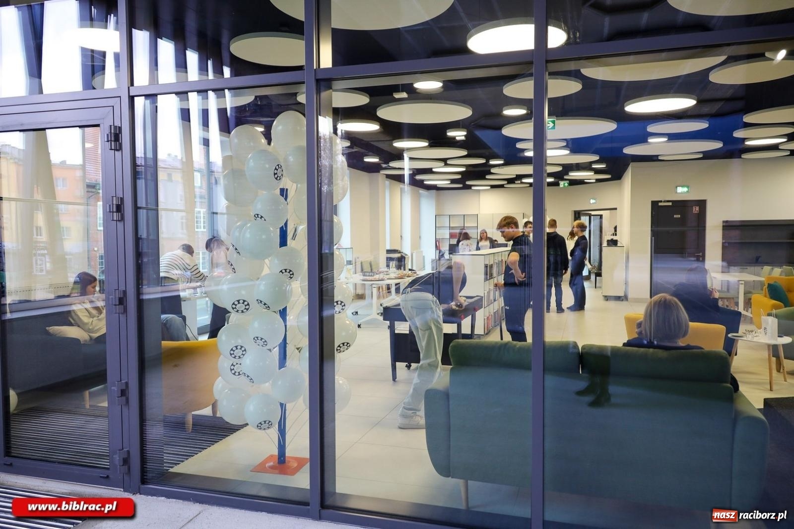 Zdjęcie w galerii na portalu naszraciborz.pl: Na nowym dworcu PKP otwarto Stację Młodych wiadomości z regionu