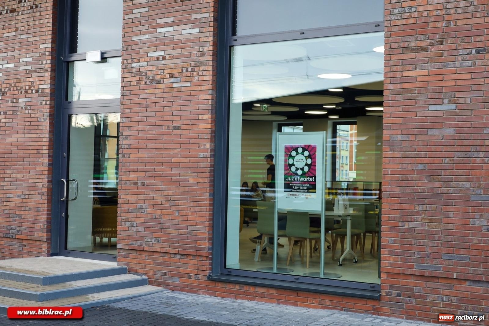 Zdjęcie w galerii na portalu naszraciborz.pl: Na nowym dworcu PKP otwarto Stację Młodych wiadomości z regionu