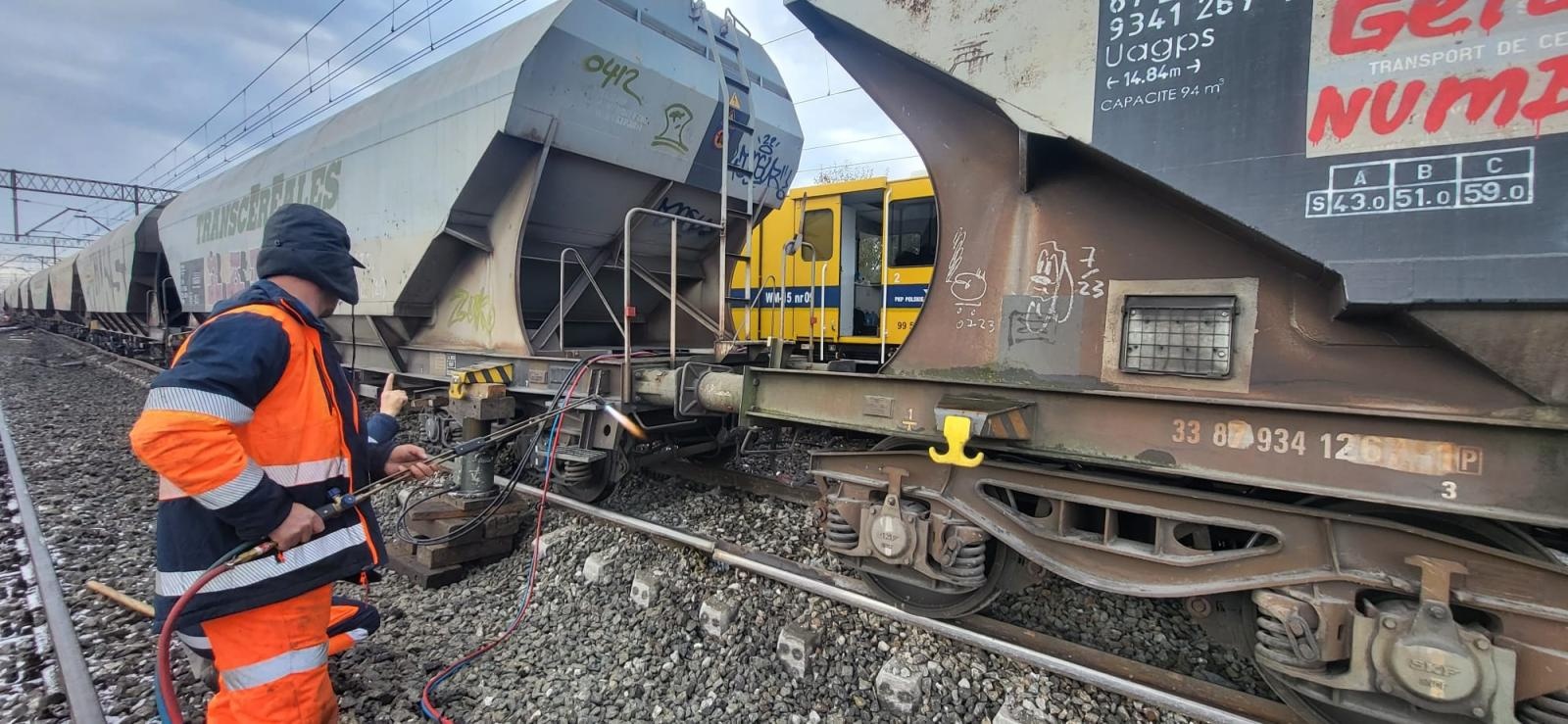 Zdjęcie w galerii na portalu naszraciborz.pl: Służby techniczne pracują przy udrażnianiu torów po zdarzeniu w Kuźni Raciborskiej. Przejazd zamknięty przez 5 dni wiadomości z regionu