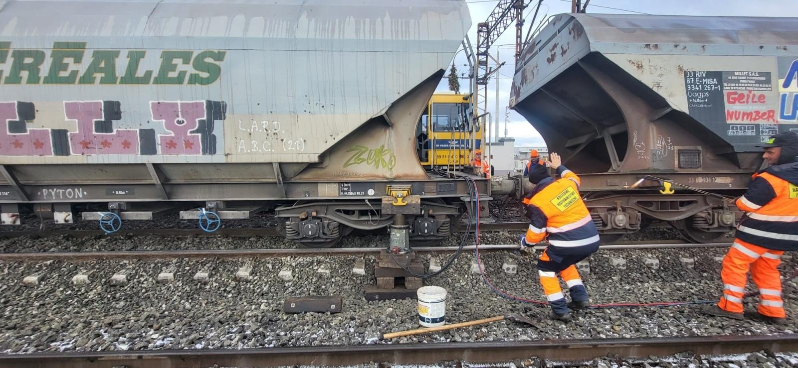 Zdjęcie w galerii na portalu naszraciborz.pl: Służby techniczne pracują przy udrażnianiu torów po zdarzeniu w Kuźni Raciborskiej. Przejazd zamknięty przez 5 dni wiadomości z regionu