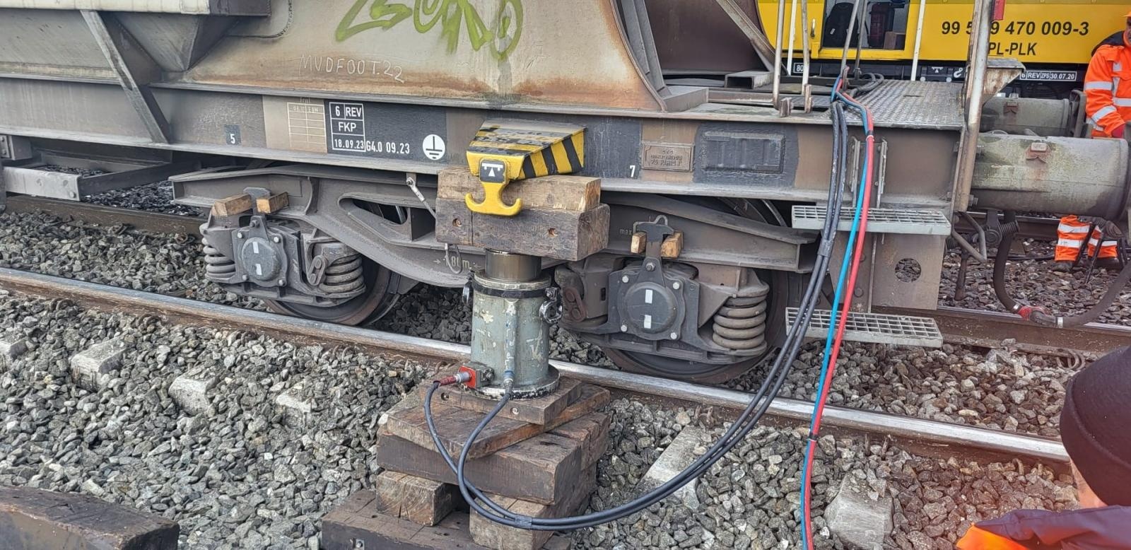 Zdjęcie w galerii na portalu naszraciborz.pl: Służby techniczne pracują przy udrażnianiu torów po zdarzeniu w Kuźni Raciborskiej. Przejazd zamknięty przez 5 dni wiadomości z regionu