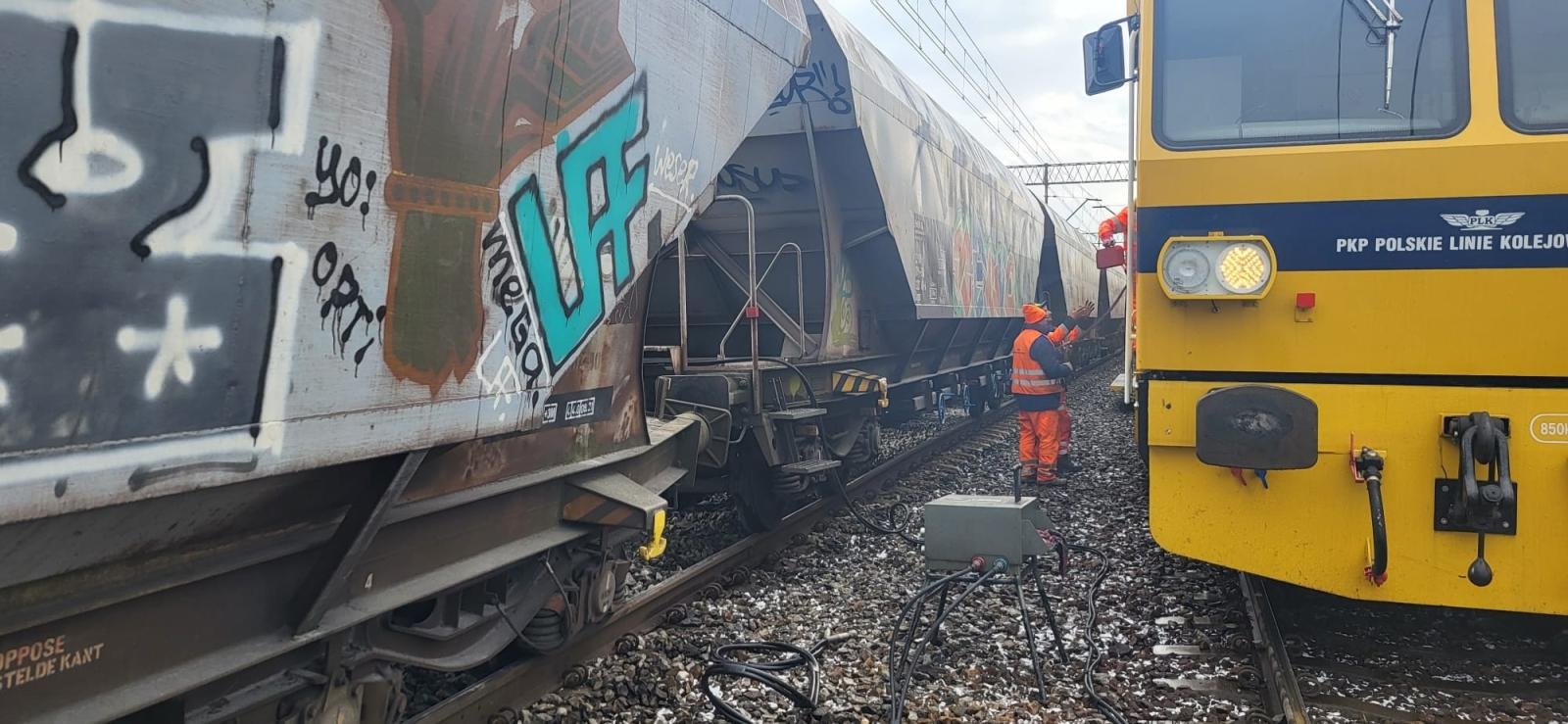 Zdjęcie w galerii na portalu naszraciborz.pl: Służby techniczne pracują przy udrażnianiu torów po zdarzeniu w Kuźni Raciborskiej. Przejazd zamknięty przez 5 dni wiadomości z regionu