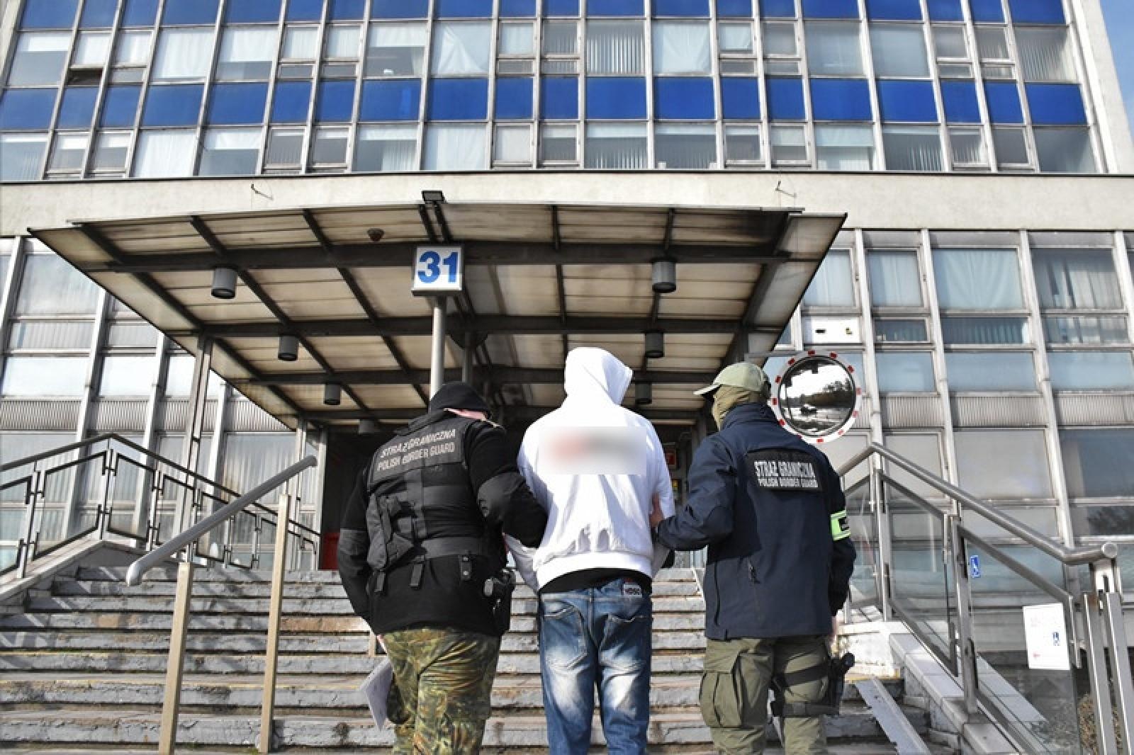 Zdjęcie w galerii na portalu naszraciborz.pl: Prokuratura i śląscy pogranicznicy z Raciborza uderzyli w nielegalną migrację wiadomości z regionu