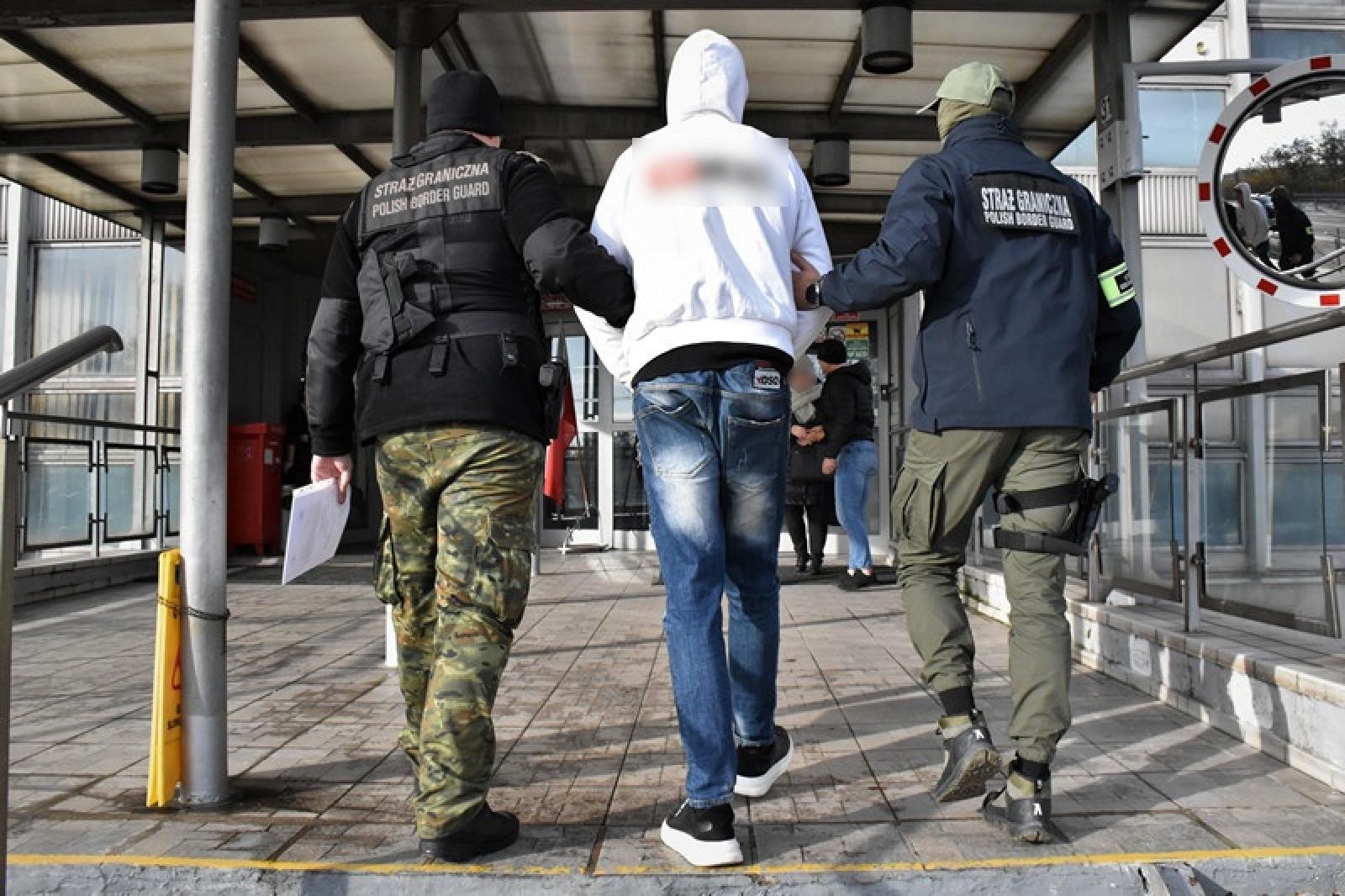 Zdjęcie w galerii na portalu naszraciborz.pl: Prokuratura i śląscy pogranicznicy z Raciborza uderzyli w nielegalną migrację wiadomości z regionu