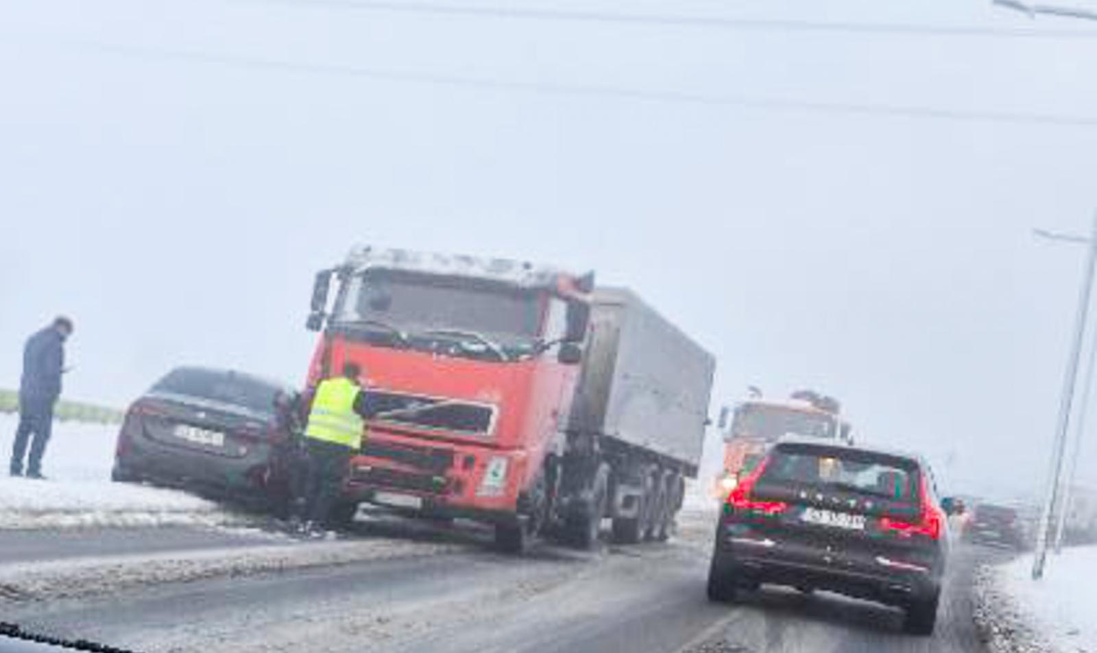 Zdjęcie w galerii na portalu naszraciborz.pl: Pierwsze opady śniegu. Pierwsze zderzenie wiadomości z regionu