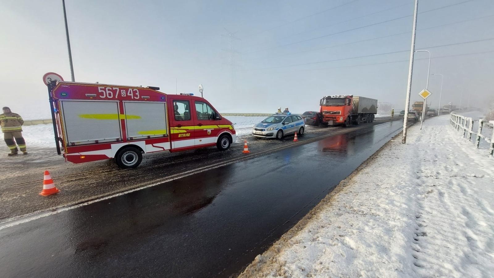 Zdjęcie w galerii na portalu naszraciborz.pl: Pierwsze opady śniegu. Pierwsze zderzenie wiadomości z regionu