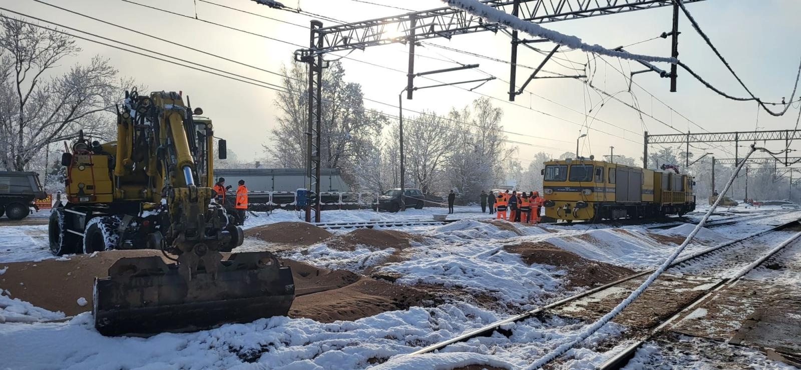 Zdjęcie w galerii na portalu naszraciborz.pl: Wkolejone cztery wagony, służby techniczne pracują całą dobę w trudnych warunkach w Kuźni Raciborskiej wiadomości z regionu