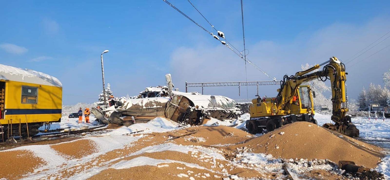 Zdjęcie w galerii na portalu naszraciborz.pl: Wkolejone cztery wagony, służby techniczne pracują całą dobę w trudnych warunkach w Kuźni Raciborskiej wiadomości z regionu