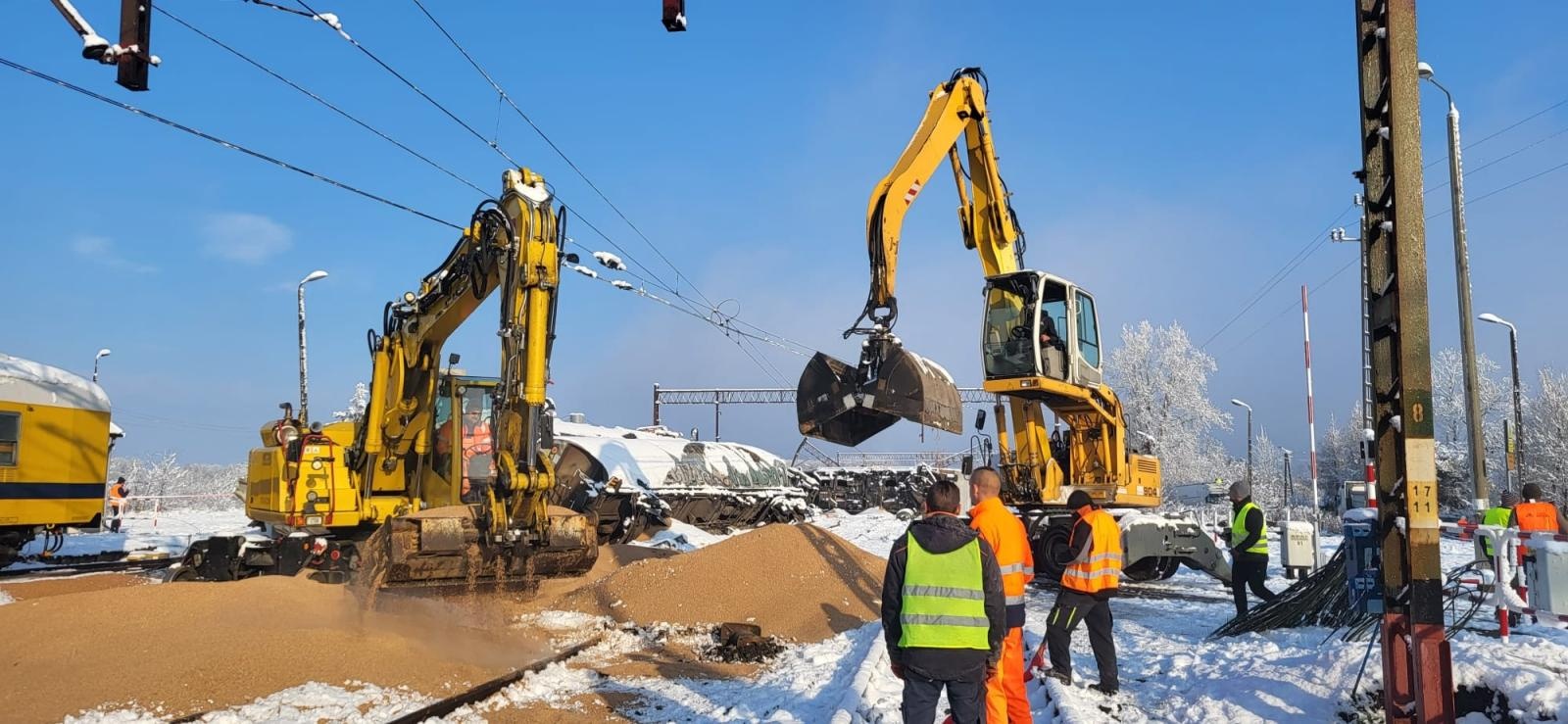 Zdjęcie w galerii na portalu naszraciborz.pl: Wkolejone cztery wagony, służby techniczne pracują całą dobę w trudnych warunkach w Kuźni Raciborskiej wiadomości z regionu