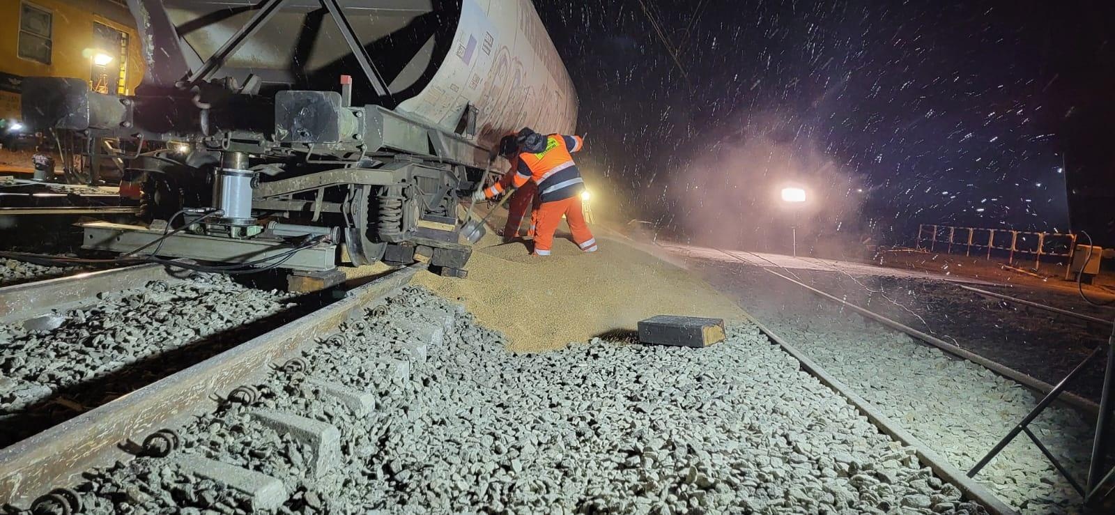 Zdjęcie w galerii na portalu naszraciborz.pl: Wkolejone cztery wagony, służby techniczne pracują całą dobę w trudnych warunkach w Kuźni Raciborskiej wiadomości z regionu