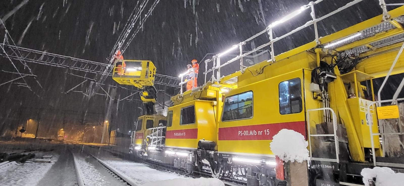 Zdjęcie w galerii na portalu naszraciborz.pl: Wkolejone cztery wagony, służby techniczne pracują całą dobę w trudnych warunkach w Kuźni Raciborskiej wiadomości z regionu