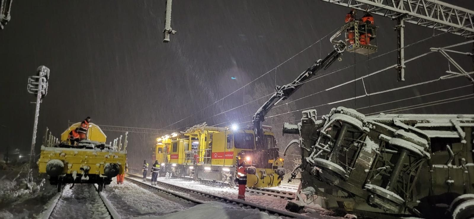 Zdjęcie w galerii na portalu naszraciborz.pl: Wkolejone cztery wagony, służby techniczne pracują całą dobę w trudnych warunkach w Kuźni Raciborskiej wiadomości z regionu
