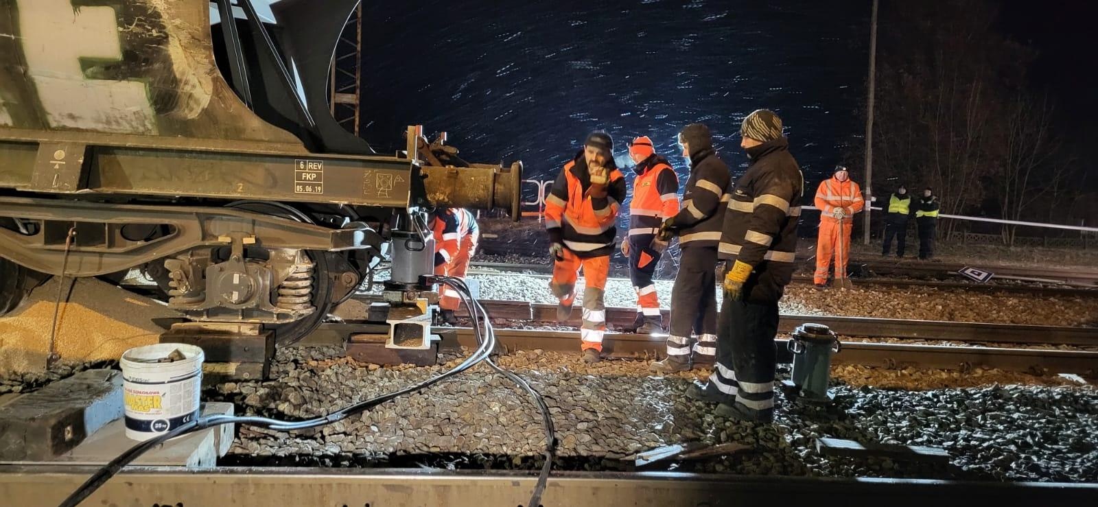 Zdjęcie w galerii na portalu naszraciborz.pl: Wkolejone cztery wagony, służby techniczne pracują całą dobę w trudnych warunkach w Kuźni Raciborskiej wiadomości z regionu