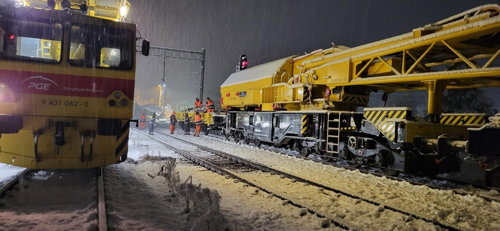 Zdjęcie w galerii na portalu naszraciborz.pl: Wkolejone cztery wagony, służby techniczne pracują całą dobę w trudnych warunkach w Kuźni Raciborskiej wiadomości z regionu