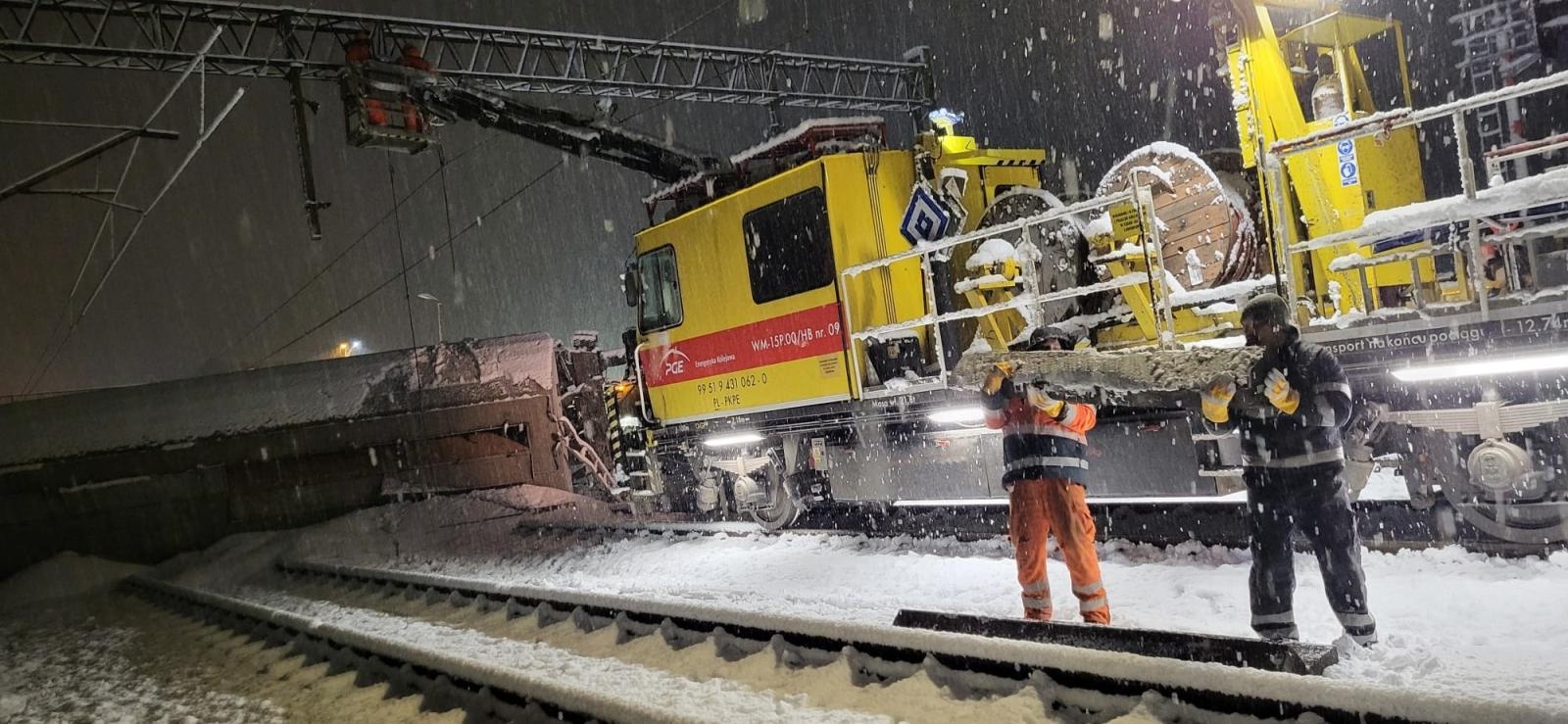 Zdjęcie w galerii na portalu naszraciborz.pl: Wkolejone cztery wagony, służby techniczne pracują całą dobę w trudnych warunkach w Kuźni Raciborskiej wiadomości z regionu