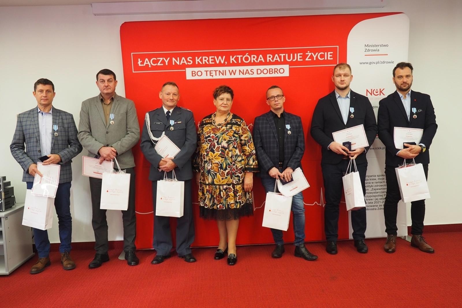 Zdjęcie w galerii na portalu naszraciborz.pl: Odznaczenia Ministra Zdrowia dla Krwiodawców z raciborskiego Centrum Krwiodawstwa wiadomości z regionu