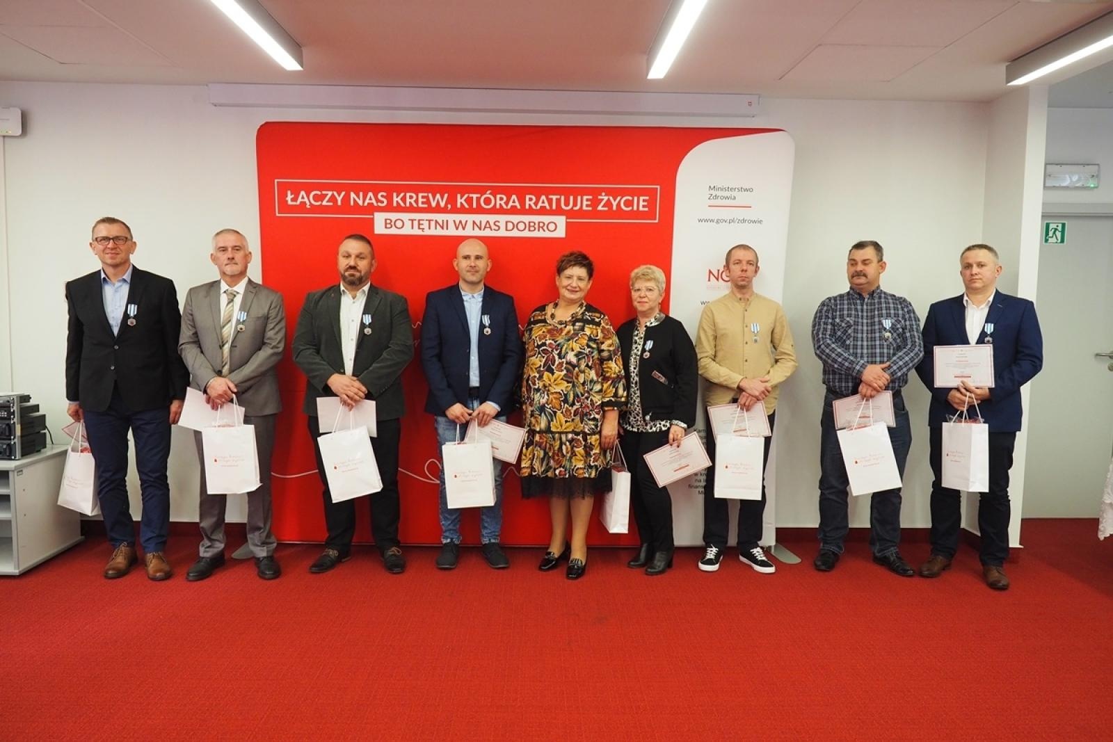 Zdjęcie w galerii na portalu naszraciborz.pl: Odznaczenia Ministra Zdrowia dla Krwiodawców z raciborskiego Centrum Krwiodawstwa wiadomości z regionu