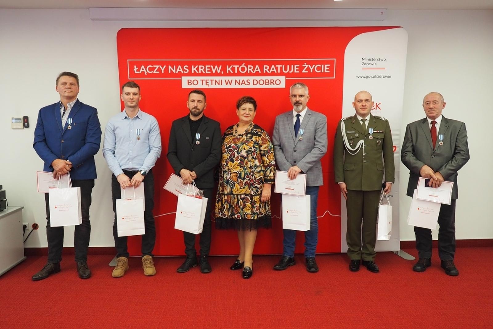 Zdjęcie w galerii na portalu naszraciborz.pl: Odznaczenia Ministra Zdrowia dla Krwiodawców z raciborskiego Centrum Krwiodawstwa wiadomości z regionu