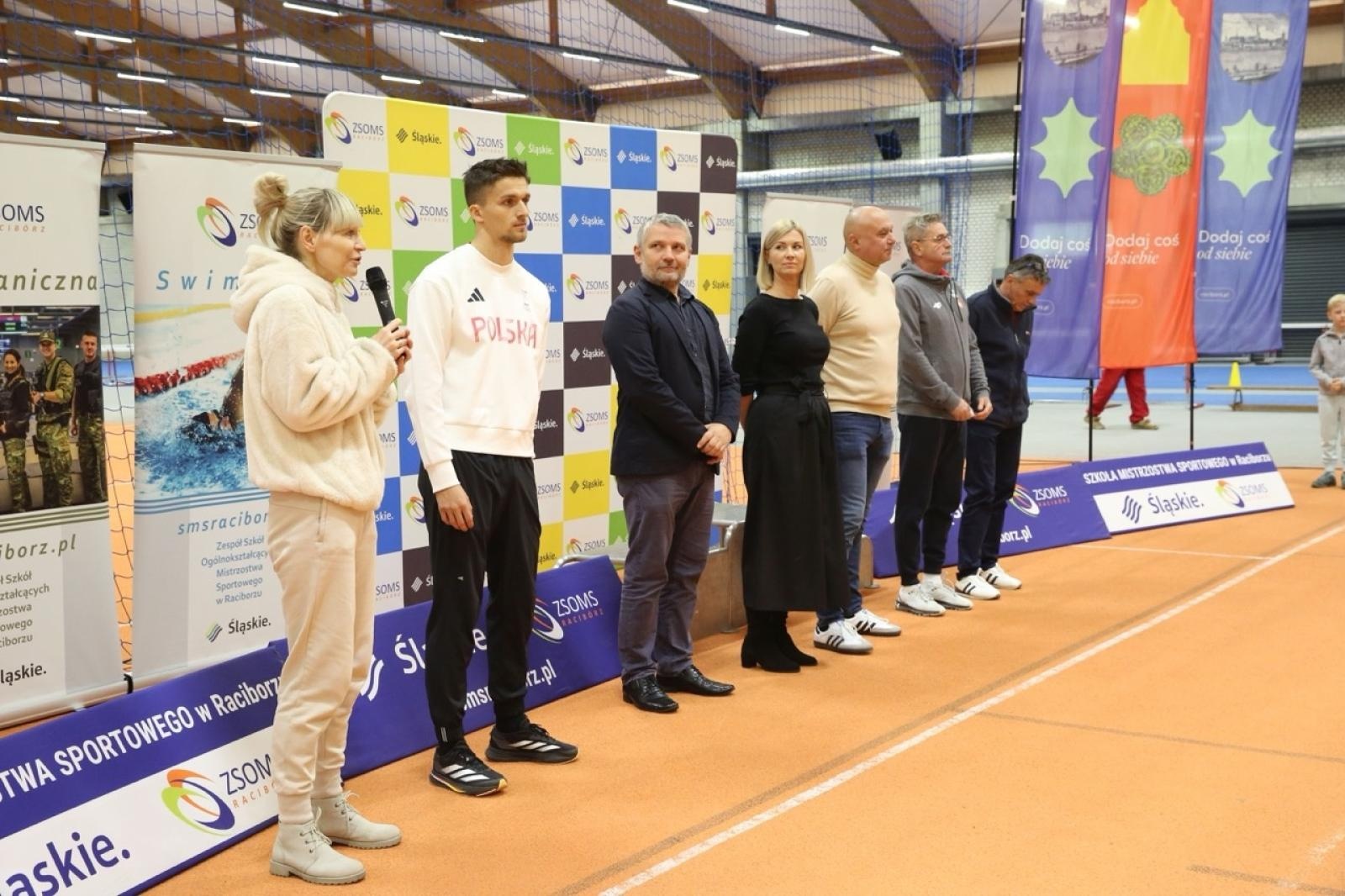 Zdjęcie w galerii na portalu naszraciborz.pl: Halowe Mistrzostwa Raciborza w lekkiej atletyce. Ponad 400 uczniów na starcie zawodów w ZSOMS wiadomości z regionu