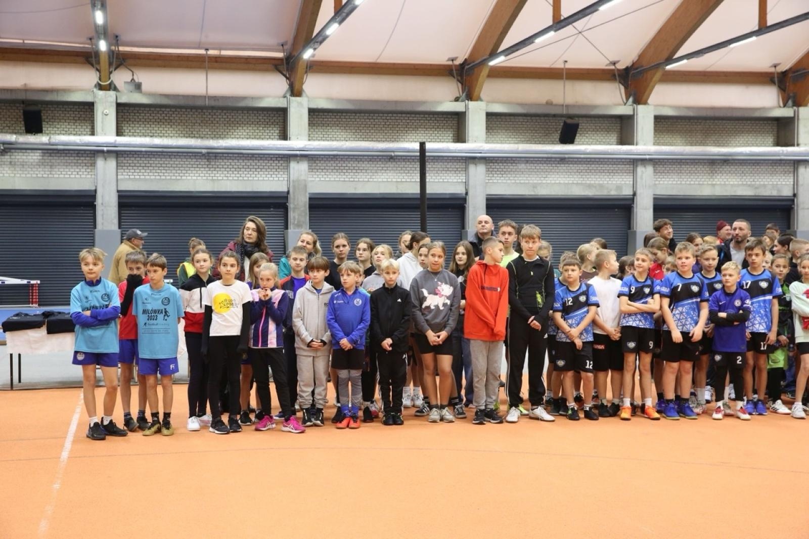 Zdjęcie w galerii na portalu naszraciborz.pl: Halowe Mistrzostwa Raciborza w lekkiej atletyce. Ponad 400 uczniów na starcie zawodów w ZSOMS wiadomości z regionu