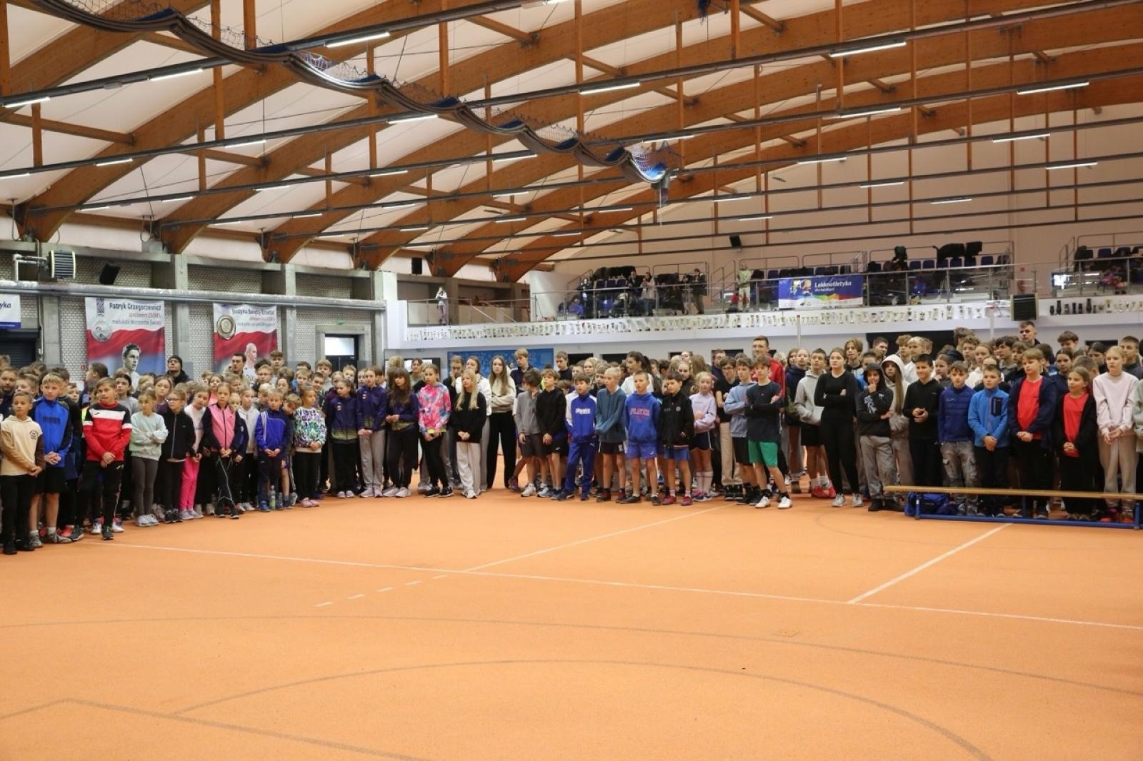 Zdjęcie w galerii na portalu naszraciborz.pl: Halowe Mistrzostwa Raciborza w lekkiej atletyce. Ponad 400 uczniów na starcie zawodów w ZSOMS wiadomości z regionu