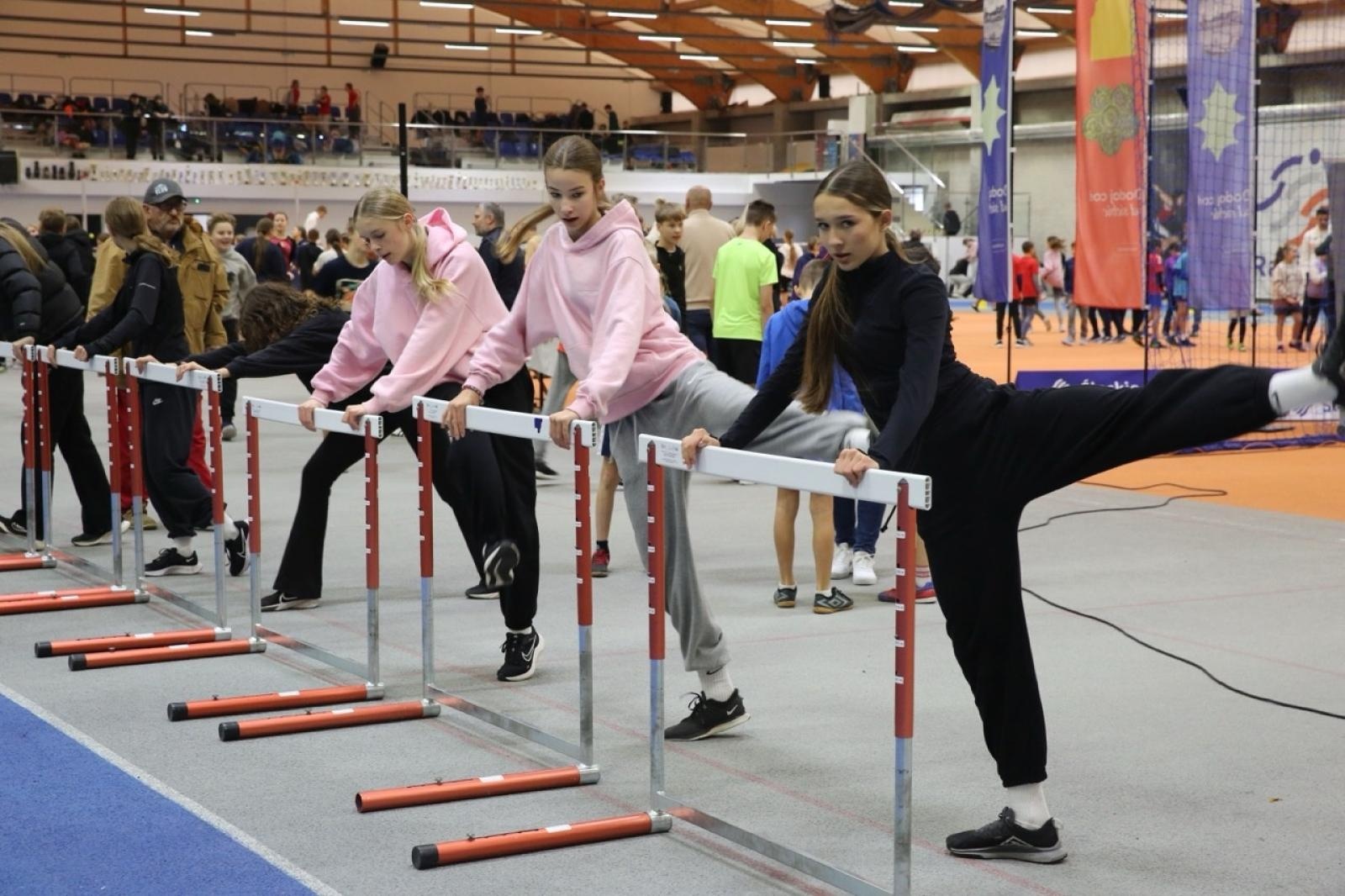 Zdjęcie w galerii na portalu naszraciborz.pl: Halowe Mistrzostwa Raciborza w lekkiej atletyce. Ponad 400 uczniów na starcie zawodów w ZSOMS wiadomości z regionu