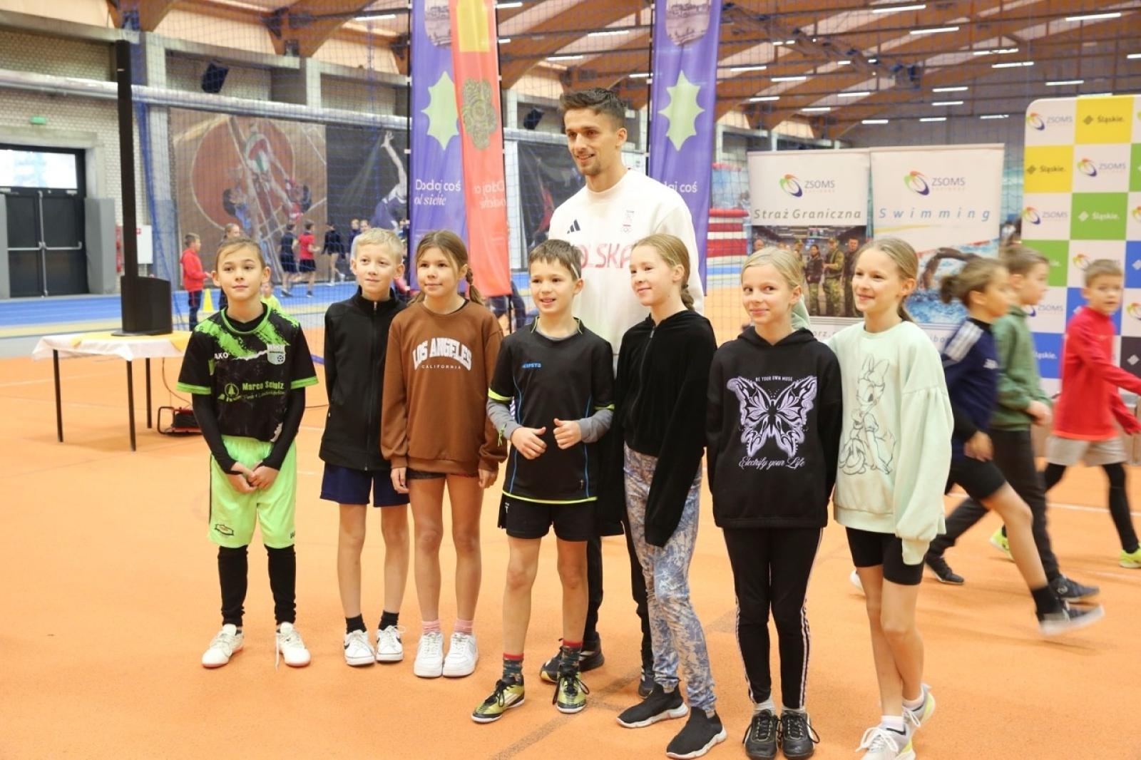 Zdjęcie w galerii na portalu naszraciborz.pl: Halowe Mistrzostwa Raciborza w lekkiej atletyce. Ponad 400 uczniów na starcie zawodów w ZSOMS wiadomości z regionu