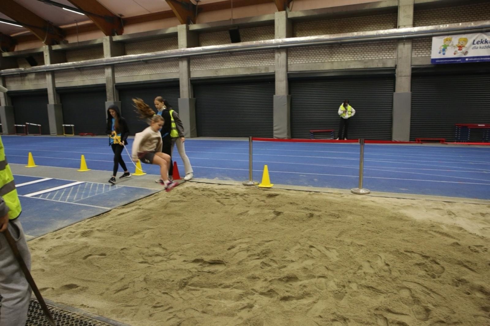 Zdjęcie w galerii na portalu naszraciborz.pl: Halowe Mistrzostwa Raciborza w lekkiej atletyce. Ponad 400 uczniów na starcie zawodów w ZSOMS wiadomości z regionu