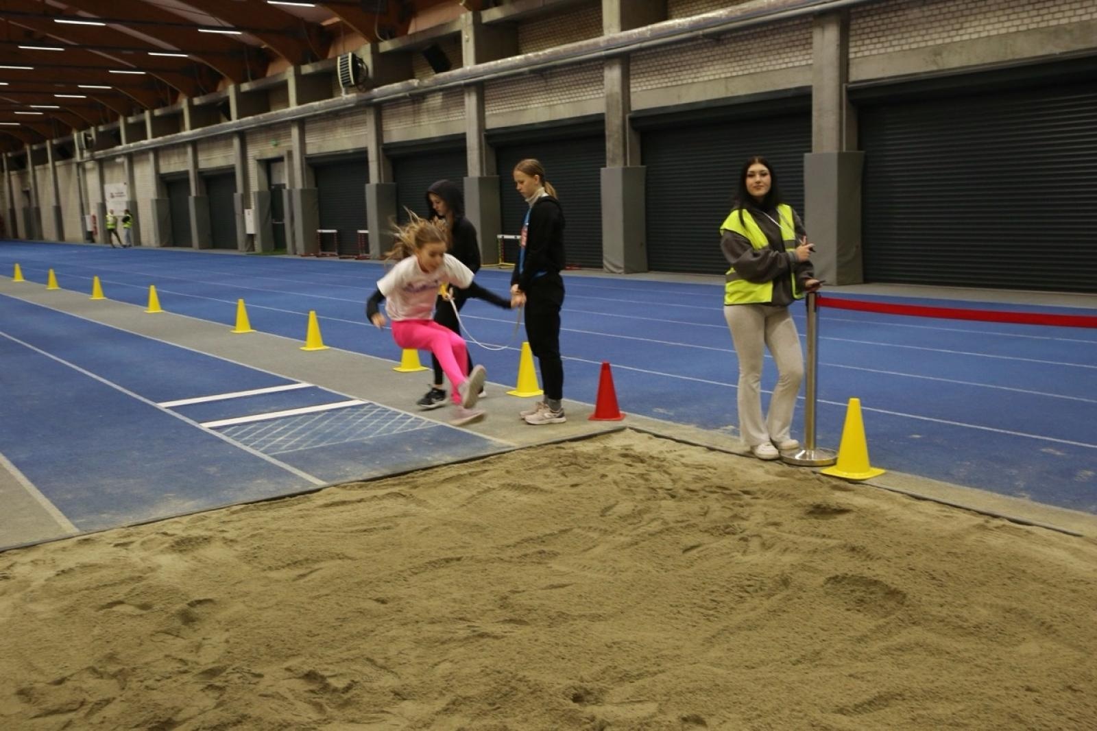 Zdjęcie w galerii na portalu naszraciborz.pl: Halowe Mistrzostwa Raciborza w lekkiej atletyce. Ponad 400 uczniów na starcie zawodów w ZSOMS wiadomości z regionu