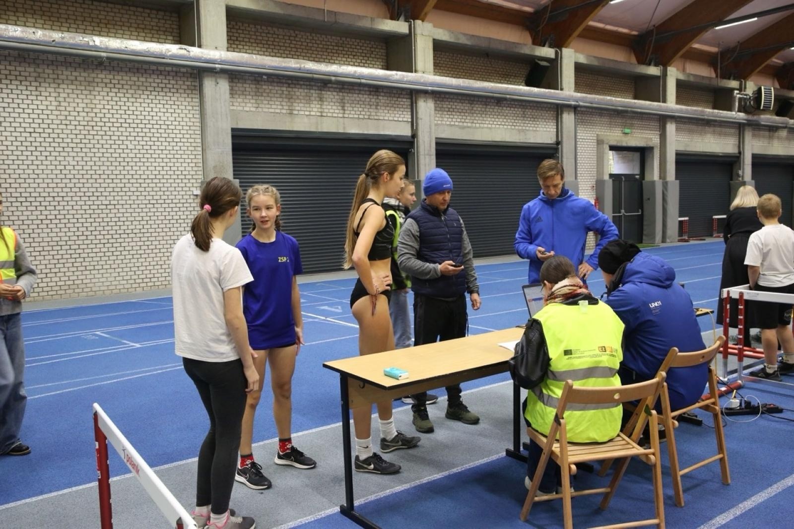 Zdjęcie w galerii na portalu naszraciborz.pl: Halowe Mistrzostwa Raciborza w lekkiej atletyce. Ponad 400 uczniów na starcie zawodów w ZSOMS wiadomości z regionu