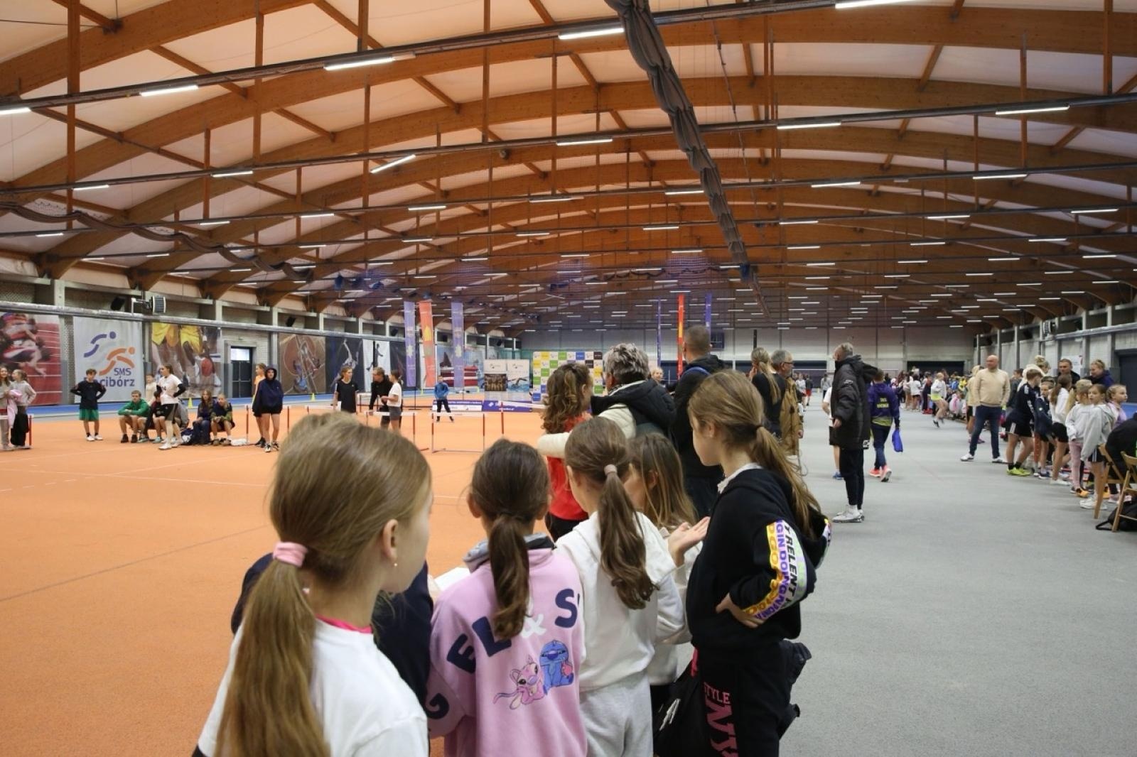 Zdjęcie w galerii na portalu naszraciborz.pl: Halowe Mistrzostwa Raciborza w lekkiej atletyce. Ponad 400 uczniów na starcie zawodów w ZSOMS wiadomości z regionu