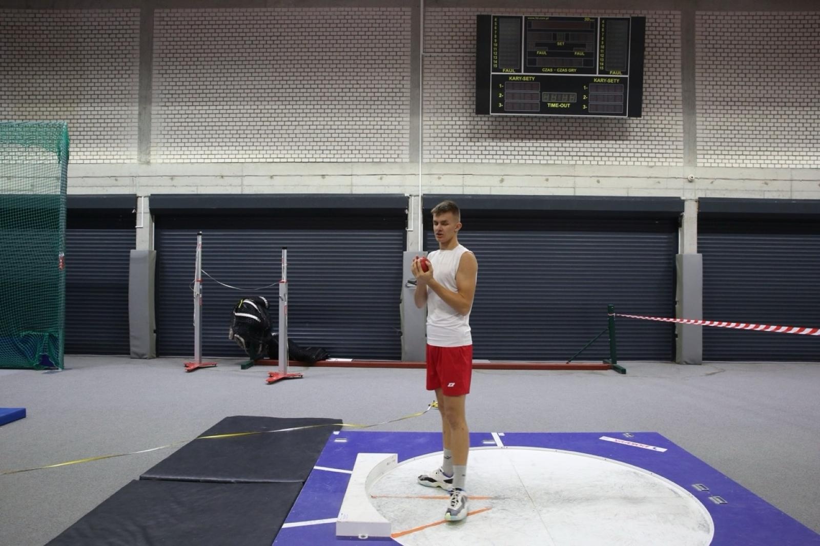 Zdjęcie w galerii na portalu naszraciborz.pl: Halowe Mistrzostwa Raciborza w lekkiej atletyce. Ponad 400 uczniów na starcie zawodów w ZSOMS wiadomości z regionu