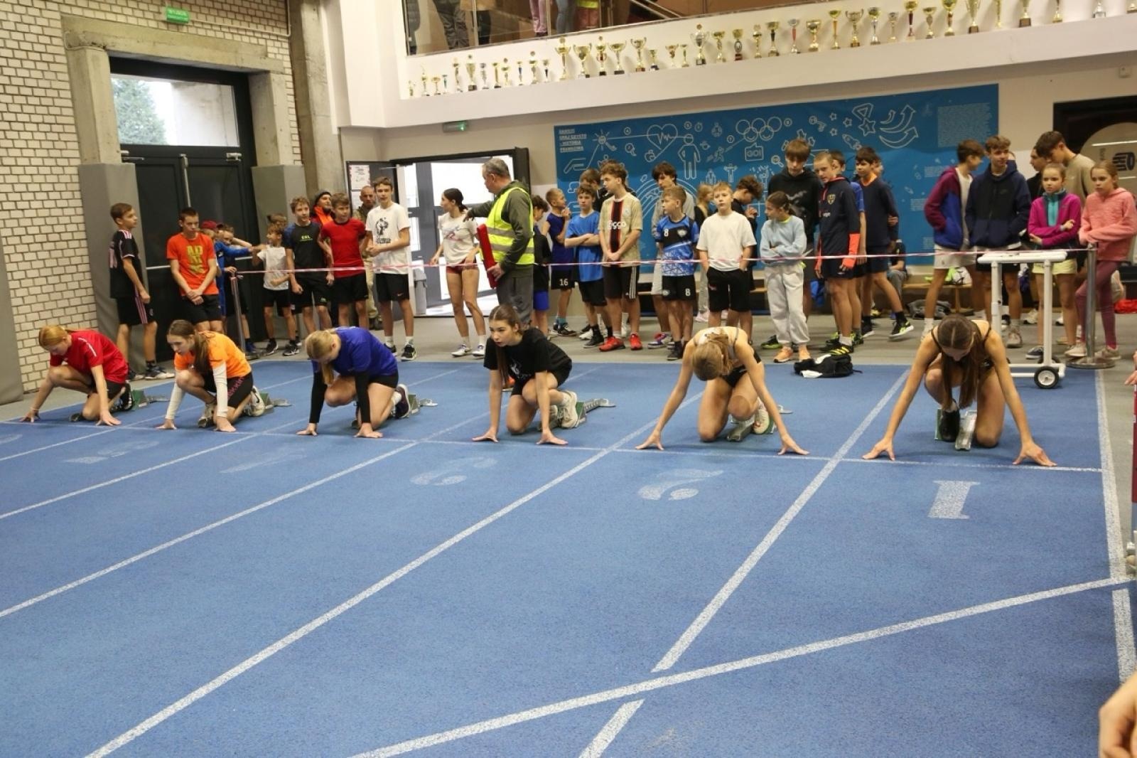 Zdjęcie w galerii na portalu naszraciborz.pl: Halowe Mistrzostwa Raciborza w lekkiej atletyce. Ponad 400 uczniów na starcie zawodów w ZSOMS wiadomości z regionu