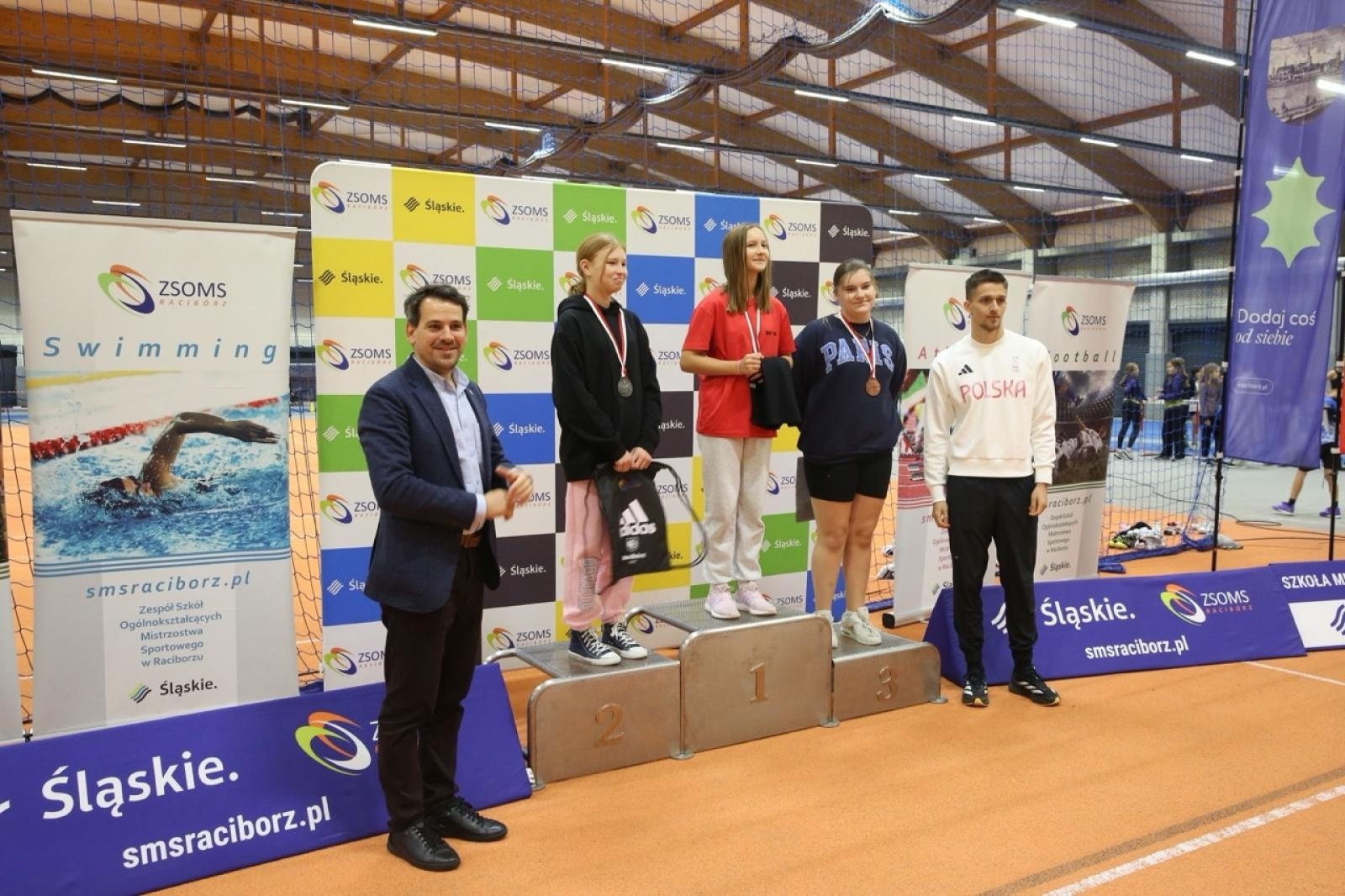 Zdjęcie w galerii na portalu naszraciborz.pl: Halowe Mistrzostwa Raciborza w lekkiej atletyce. Ponad 400 uczniów na starcie zawodów w ZSOMS wiadomości z regionu