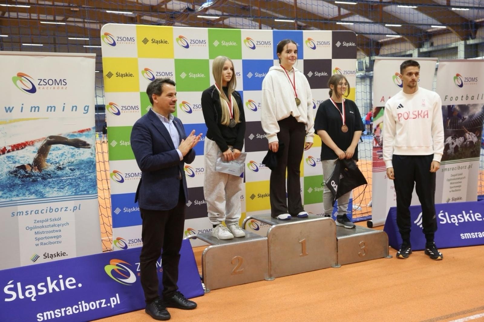 Zdjęcie w galerii na portalu naszraciborz.pl: Halowe Mistrzostwa Raciborza w lekkiej atletyce. Ponad 400 uczniów na starcie zawodów w ZSOMS wiadomości z regionu