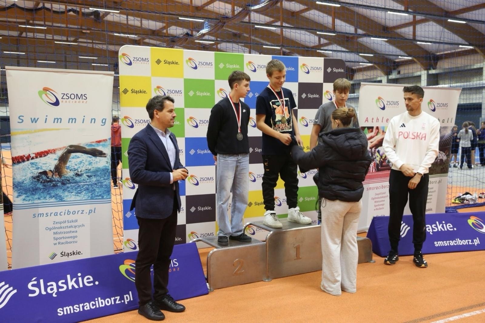 Zdjęcie w galerii na portalu naszraciborz.pl: Halowe Mistrzostwa Raciborza w lekkiej atletyce. Ponad 400 uczniów na starcie zawodów w ZSOMS wiadomości z regionu