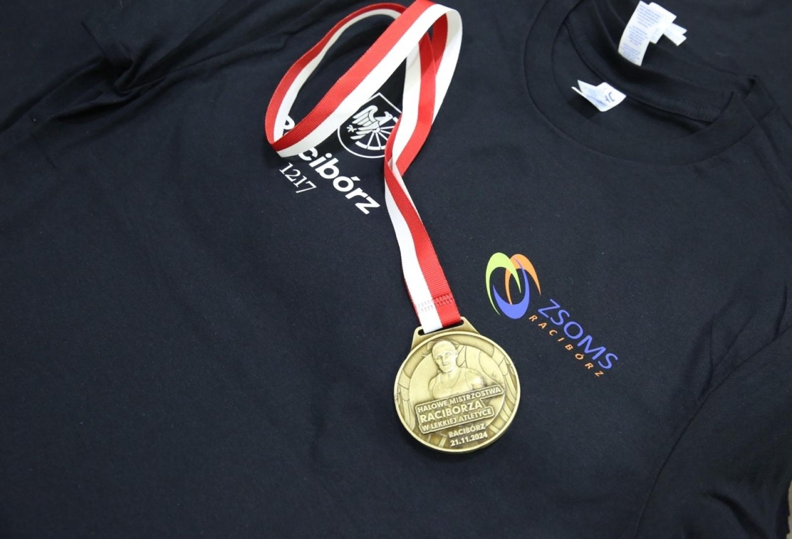 Zdjęcie w galerii na portalu naszraciborz.pl: Halowe Mistrzostwa Raciborza w lekkiej atletyce. Ponad 400 uczniów na starcie zawodów w ZSOMS wiadomości z regionu