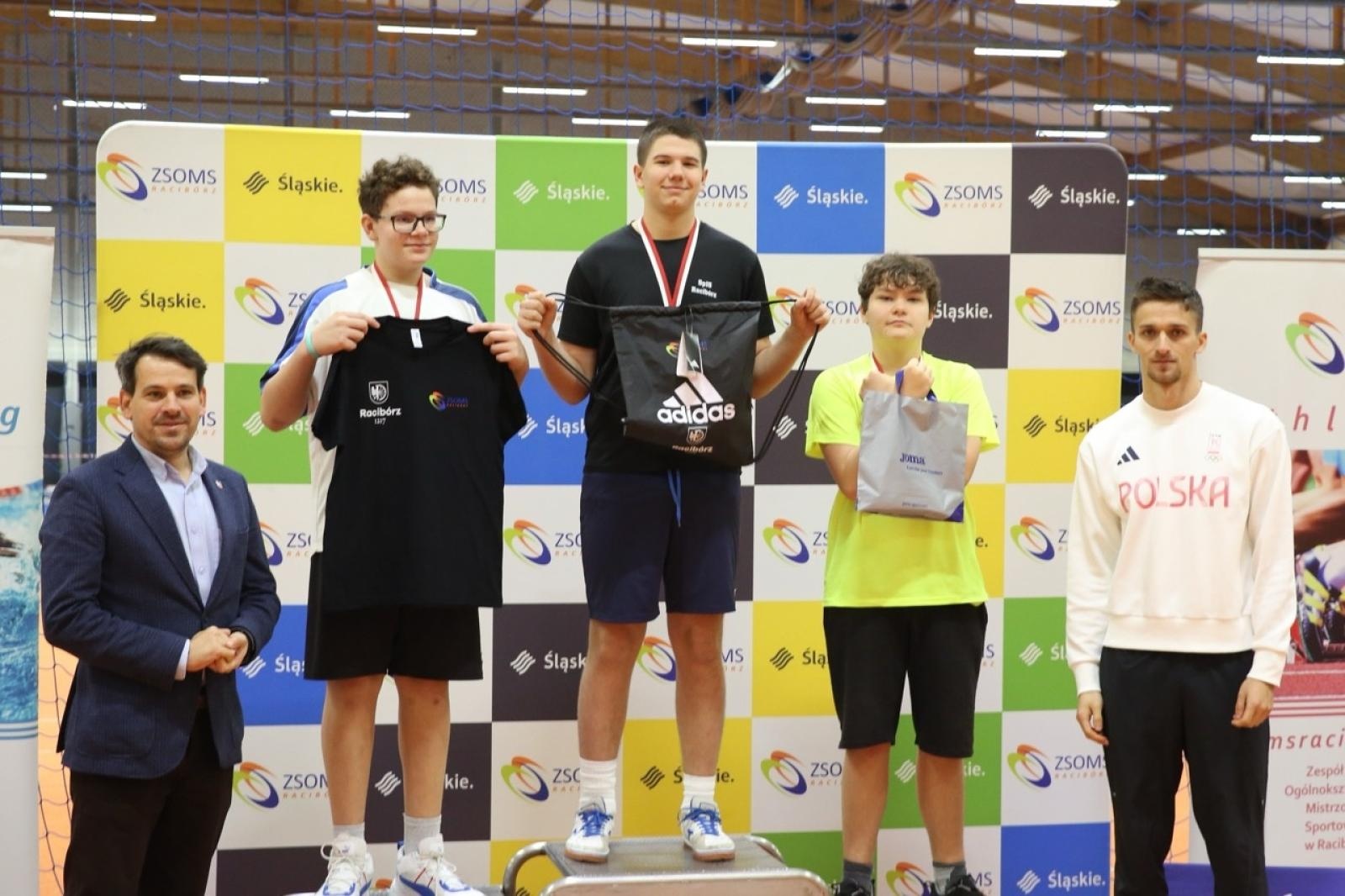 Zdjęcie w galerii na portalu naszraciborz.pl: Halowe Mistrzostwa Raciborza w lekkiej atletyce. Ponad 400 uczniów na starcie zawodów w ZSOMS wiadomości z regionu