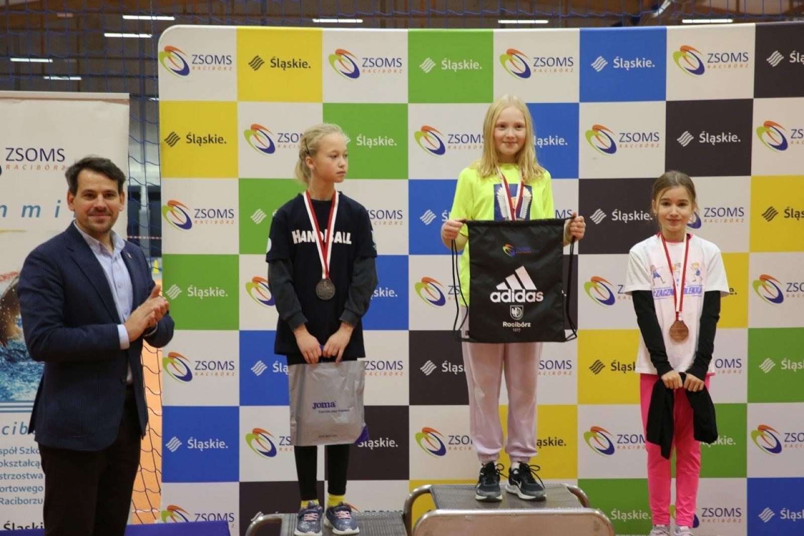 Zdjęcie w galerii na portalu naszraciborz.pl: Halowe Mistrzostwa Raciborza w lekkiej atletyce. Ponad 400 uczniów na starcie zawodów w ZSOMS wiadomości z regionu